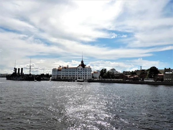 View Cruiser Aurora River Buildings Embankment Saint Petersburg — Stock Photo, Image