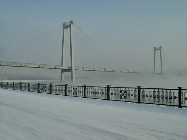 Piękny Nasyp Śnieżny Zamglony Most Krasnojarsku Rosja — Zdjęcie stockowe