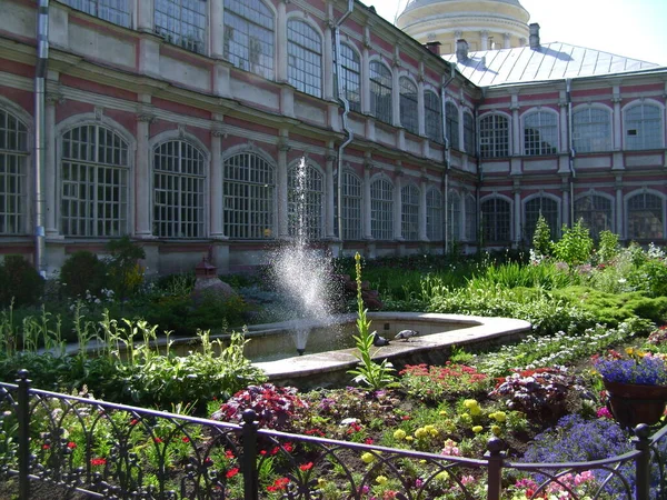 Συντριβάνι Και Κήπος Στο Παλιό Μοναστήρι Αγία Πετρούπολη Ρωσία — Φωτογραφία Αρχείου