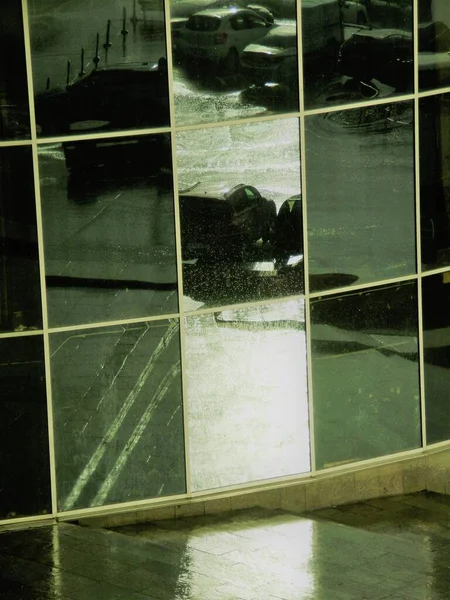 Reflectie Van Straat Glazen Wand — Stockfoto