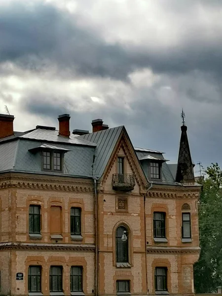 Blick Auf Altes Haus Und Stürmischen Himmel Sankt Petersburg — Stockfoto