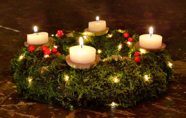 Adviento Navidad corona velas noche musgo de madera oscura —  Fotos de Stock