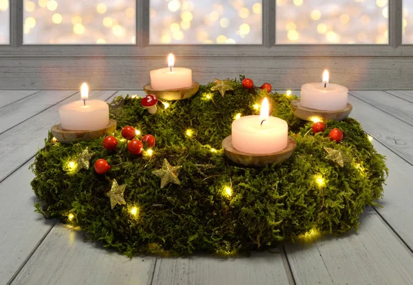 Adventskranz Kerzen Abend dunkles Holz Moos — Stockfoto
