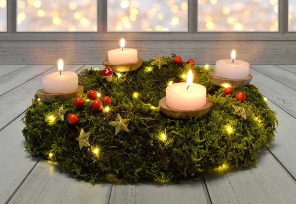 Advent Noel çelenk akşam koyu ahşap moss mumlar — Stok fotoğraf