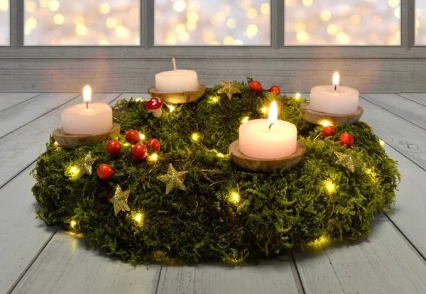 Avent bougies de couronne de Noël soir mousse de bois sombre — Photo
