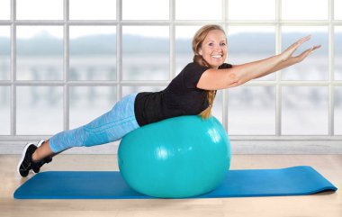 spor emekli emekli topu egzersiz yerleştirmek