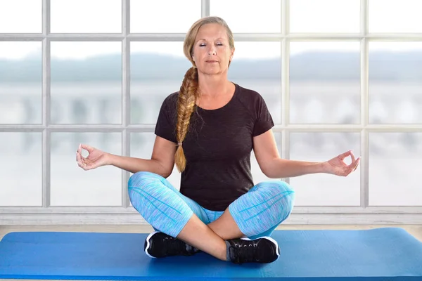 Yoga meditasyon emekli emekli üst düzey kıdemli eski uygun