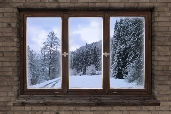 หน้าต่างกรอบไม้เก่าแตกคริสต์มาสฤดูหนาว — ภาพถ่ายสต็อก
