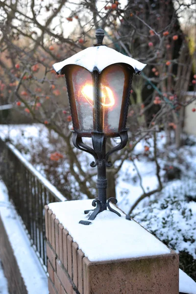 Lanterna no bairro jardim cerca Natal cartão inverno — Fotografia de Stock