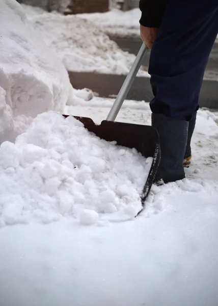 Snow man schop push sweep schipper wissen — Stockfoto