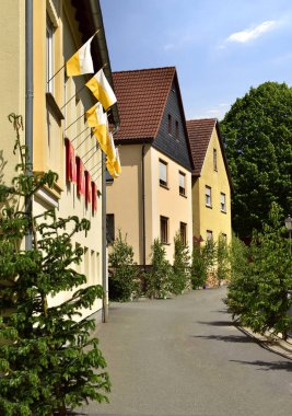 Corpus Christi festivali için dekore edilmiş Almanya'da Köy