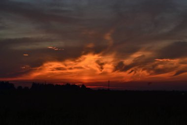 Siyah gece ve ateşli günbatımı