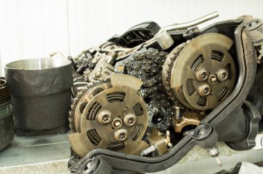 Gaz dağıtım mekanizmasının yedek parçaları vana kapağındadır.