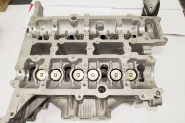Bir dizel içten yanmalı motorun silindir başına yerleştirilmiş hidrolik dengeleyiciler