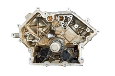 İçten yanmalı motorun ön kapağı açık olan zincir şaft sürücüsü. Beyaz arkaplanda izole et.