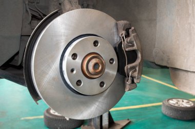 Araba tamirhanesindeki asansöre takılan arabanın arka fren diskleri ve pedleri takıldı.