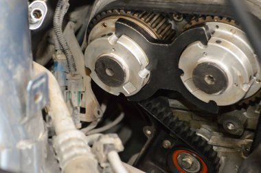 Kam sürücünün dişli kayışını değiştirmek için kam milleri tamir ediliyor