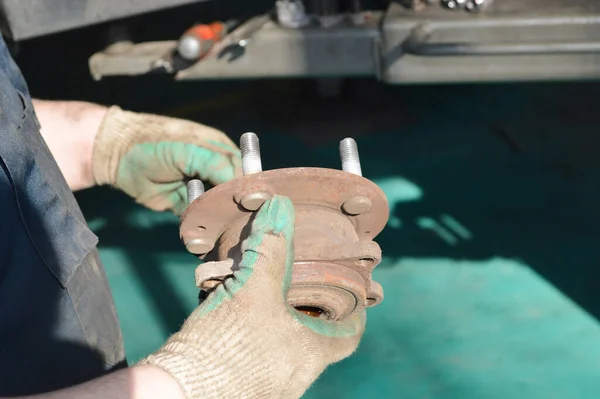 Mecánico Coche Sostiene Cubo Coche Sus Manos Guantes Trabajo — Foto de Stock