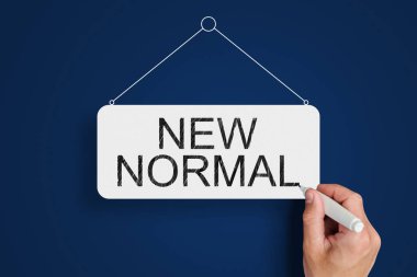 Yeni normal konsept. Yeni normal kelimelerini içeren bir tablet çizer