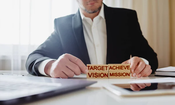 Zielerreichungskonzept Mann Stapelt Holzklötze Mit Den Worten Mission Vision Target — Stockfoto