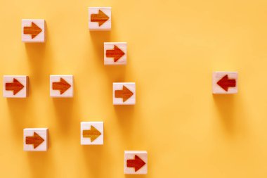 Yüzleşme konsepti. Farklı yönlerde okları olan tahta bloklar.