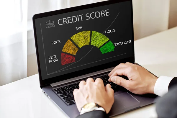 Koncepcja Oceny Kredytowej Człowiek Patrzący Laptopa Sprawdza Jego Historię Kredytową — Zdjęcie stockowe