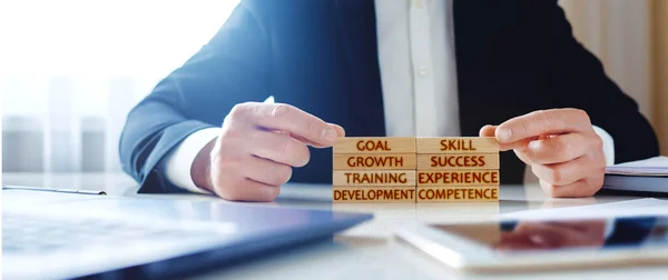 Business Training Konzept Mann Stapelt Holzklötze Mit Den Aufschriften Entwicklung — Stockfoto