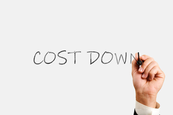 Концепция снижения затрат. мужская рука маркером пишет слова, которые стоят дешевле
