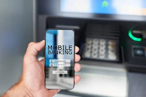 Koncepcja Bankowości Mobilnej Mężczyzna Korzysta Aplikacji Mobilnej Banku Stojąc Obok — Zdjęcie stockowe