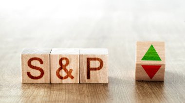 Finansal yönetim kavramı. S & p yazıtlı tahta bloklar ve yukarı ve aşağı oklu bloklar