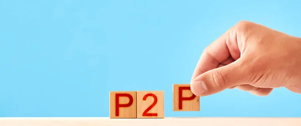 P2P Konzept Mann Stapelt Holzklötze Mit Der Aufschrift P2P — Stockfoto