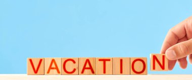 Tatil konsepti. Adam tahtadan blokları yazı tatiliyle birleştiriyor.