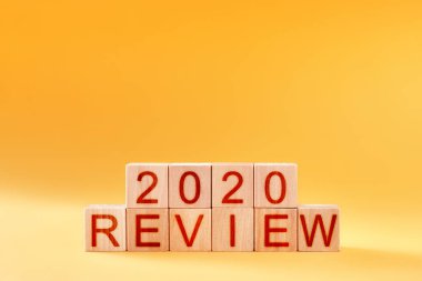 2020 gözden geçirme. Sarı arkaplanda bir yazı olan tahta bloklar