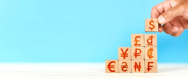 Konzept Der Währungssymbole Mann Baut Holzklötze Mit Verschiedenen Symbolen Nationaler — Stockfoto