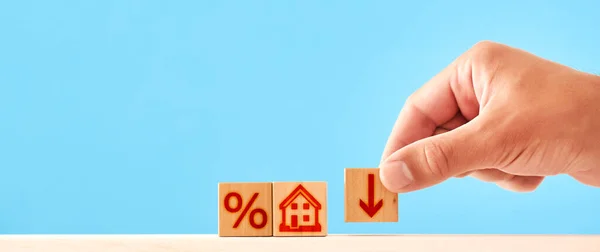 降低抵押贷款利率的概念 带有房屋 百分比和向下箭头图标的木制方块 — 图库照片