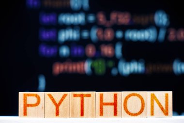 Piton konsepti. Arkaplanda piton yazıtları ve program kodu olan tahta bloklar