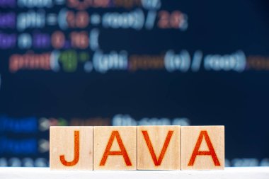 Java konsepti. Arkaplanda cava yazıtları ve program kodu olan tahta bloklar