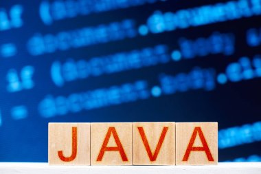 Java konsepti. Arkaplanda cava yazıtları ve program kodu olan tahta bloklar