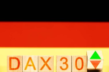 Dax 30 indeks kavramı. Dax30 yazıtlı ahşap bloklar ve piyasanın yükselişini ve düşüşünü simgeleyen bir blok