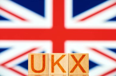 ukx indeks konsepti. İngiliz bayrağı arkaplanında ukx harfli tahta bloklar