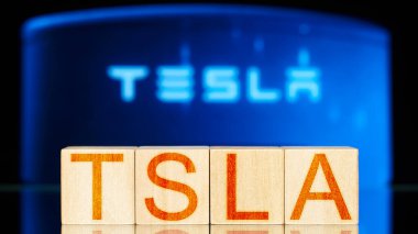Tla. Mavi arkaplanda elektrikli şarj aleti olan ahşap bloklar.