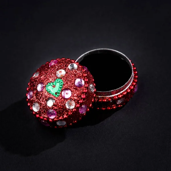 Small Red Glittery Opened Jewellery Box Dark Background — Stock Photo, Image