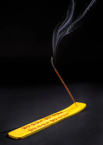 Queima Incenso Suporte Amarelo Fundo Escuro Com Fumaça Flutuando Acima Fotografia De Stock