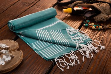 Handwoven hamam Türk pamuklu havlu ahşap arka plan üzerinde