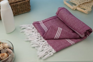 Handwoven hamam Türk pamuklu havlu ışık mavi buzlu cam zemin üzerine
