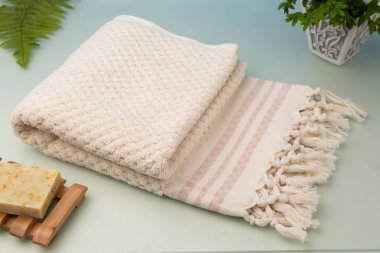 Hafif mavi buzlu cam zemin üzerine Handwoven pamuk havlu