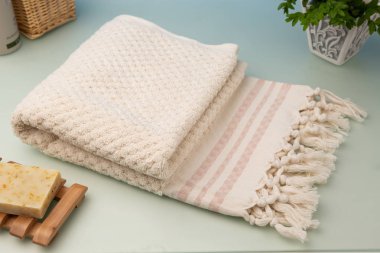 Hafif mavi buzlu cam zemin üzerine Handwoven pamuk havlu