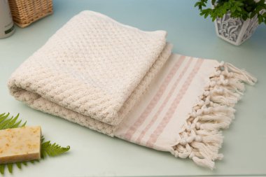 Hafif mavi buzlu cam zemin üzerine Handwoven pamuk havlu