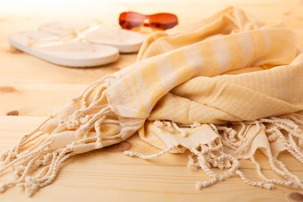 Handwoven hamam Türk pamuklu havlu ahşap arka plan üzerinde