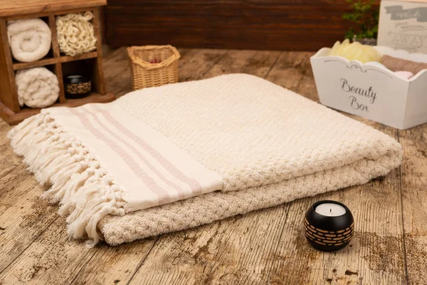 Büyük handwoven pamuk banyo havlusu banyo sahne tarafından çevrili ahşap arka plan üzerinde